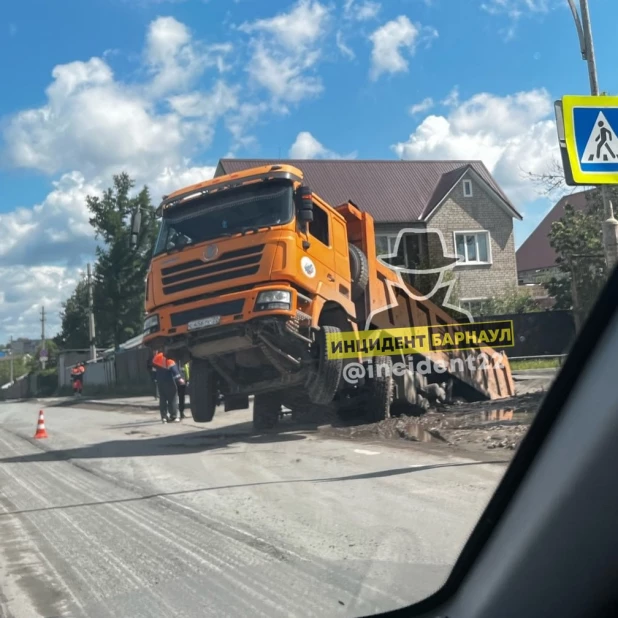 Грузовик провалился под землю.