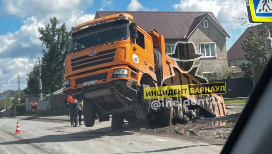В Барнауле грузовик провалился под землю