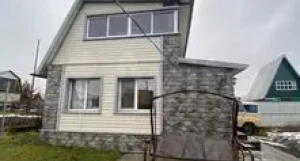 Уютный дачный домик с беседкой продают в Барнауле за 3,8 млн рублей. 