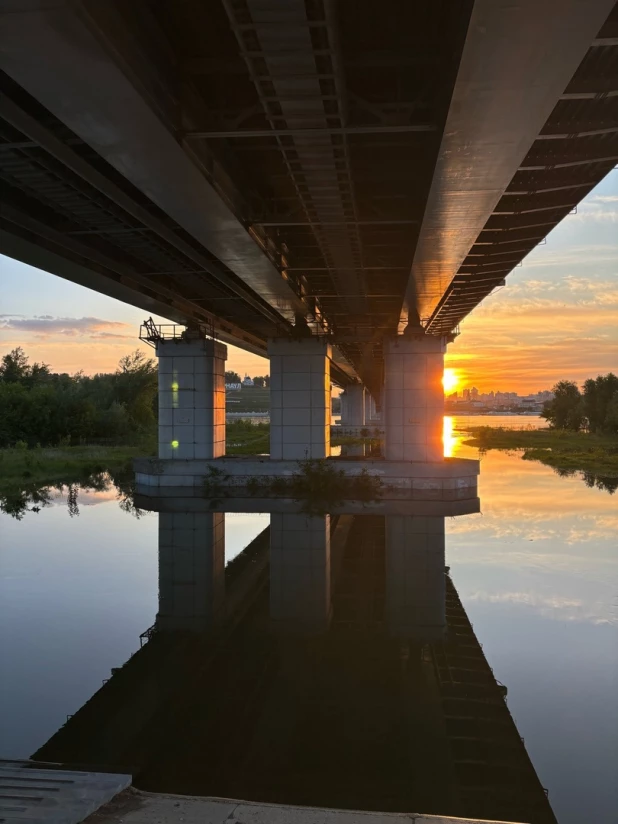 Паводок и умопомрачительный закат запечатлели в Барнауле. 