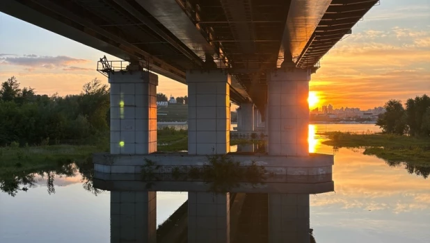 Паводок и умопомрачительный закат запечатлели в Барнауле. 