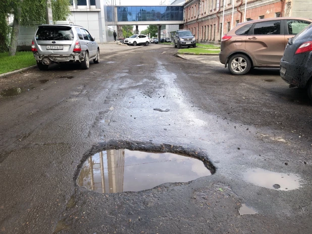 Дорожные работники сняли асфальт в центре Барнаула и пропали.