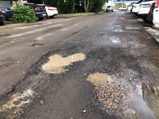 Дорожные работники сняли асфальт в центре Барнаула и пропали.