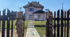 Дом в живописном месте пригорода Барнаула продают за 5,5 млн рублей.