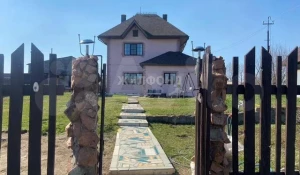 Дом в живописном месте пригорода Барнаула продают за 5,5 млн рублей.