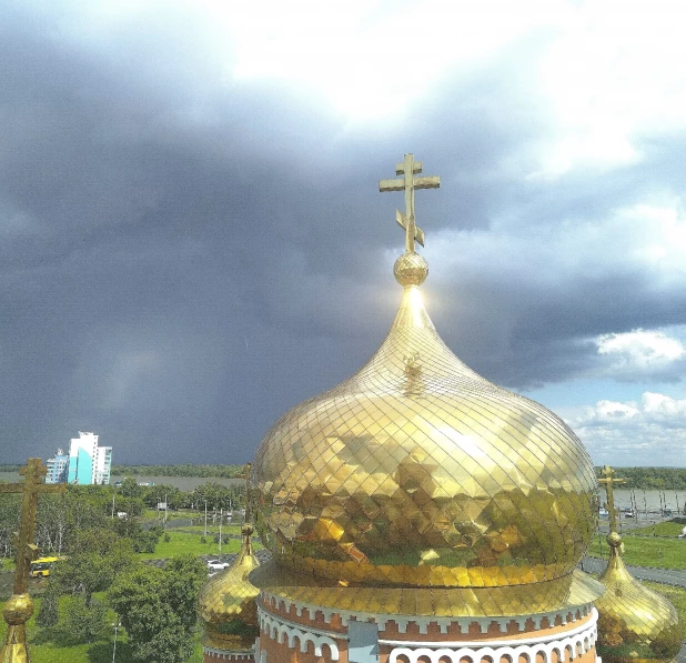 Молния ударила в колокольню Знаменского храма Барнаула.