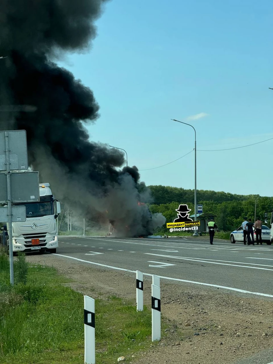 В Алтайском крае загорелся пассажирский автобус