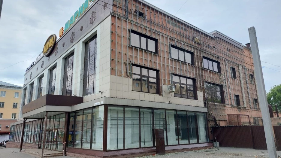 У ЦУМа начали разбирать фасад. 