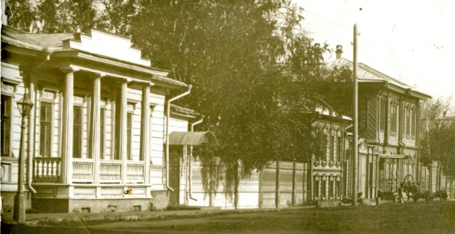 Белое здание с колоннами на балконе-террасе первого этажа - контора только что открытого в Барнауле управления Алтайской железной дороги.