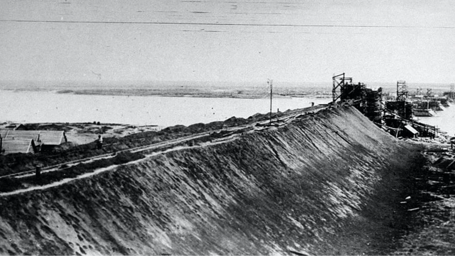 Алтайская железная дорога. Сооружение подходов к железнодорожному мосту через Обь.