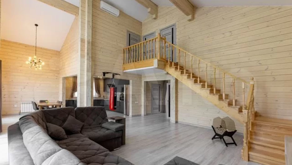 Идеально гармоничный дом продают в пригороде Барнаула за 19,8 млн рублей.