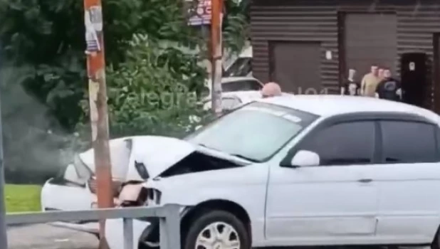 В Барнауле автомобиль врезался в знак. 