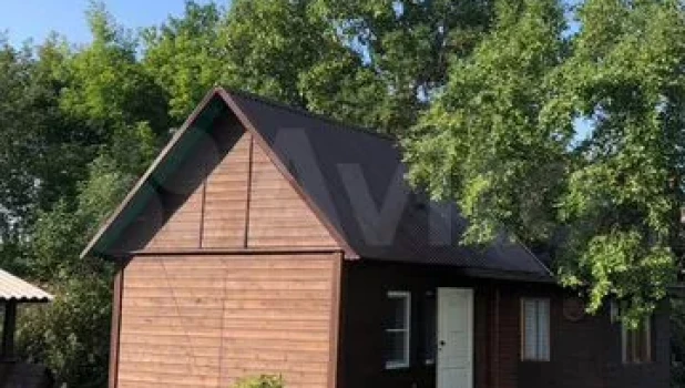 Дачу с ухоженным участком продают в Барнауле за 1,5 млн рублей.