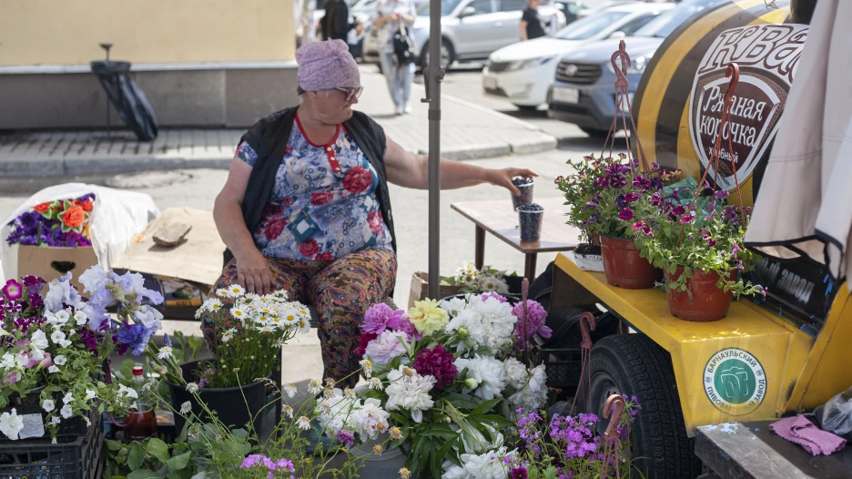 Продажа пионов на площади Спартака.