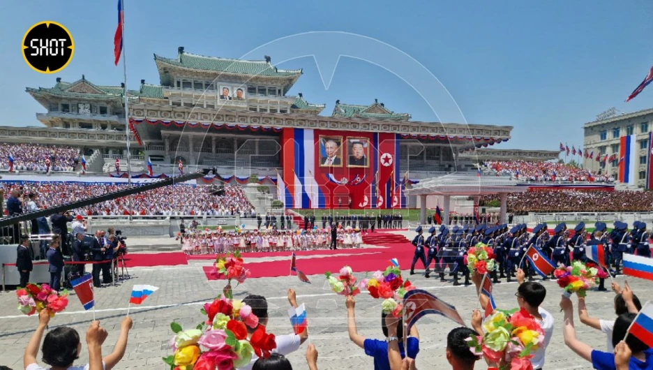 Кадры с площади имени Ким Ир Сена в Пхеньяне.