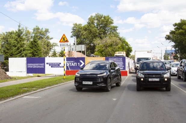 В Барнауле перекрыли участок на Павловском тракте.