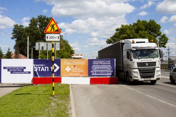 В Барнауле перекрыли участок на Павловском тракте.