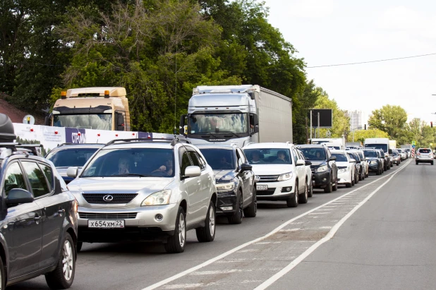 В Барнауле перекрыли участок на Павловском тракте.