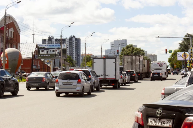 В Барнауле перекрыли участок на Павловском тракте.