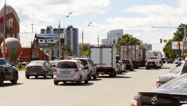 В Барнауле перекрыли участок на Павловском тракте.