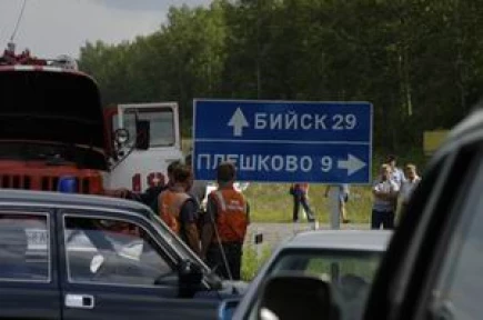 Трагедия произошла на повороте с трассы М52 Новосибирск-Бийск-Ташанта на село Плешково (Зональный район). Михаил Евдокимов торопился в село Полковниково Косихинского района на юбилей космонавта №2 Германа Титова.