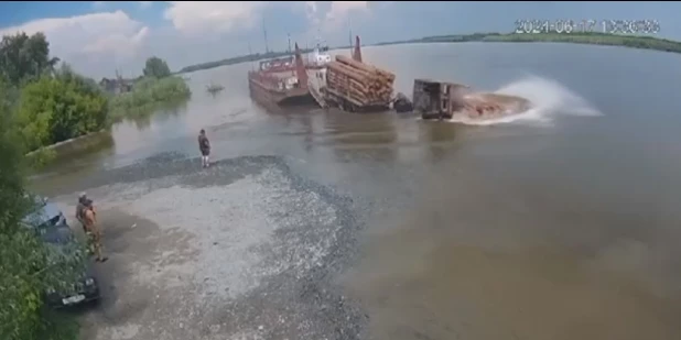 Большегруз не смог заехать на паром.