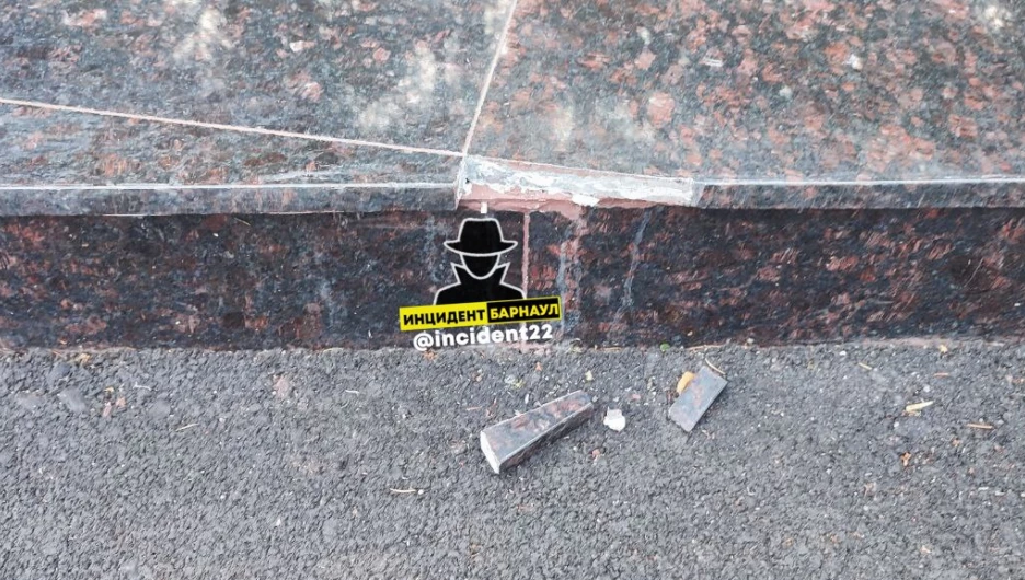 Очевидцы: дети на электросамокатах испортили недавно открывшийся в Барнауле памятник