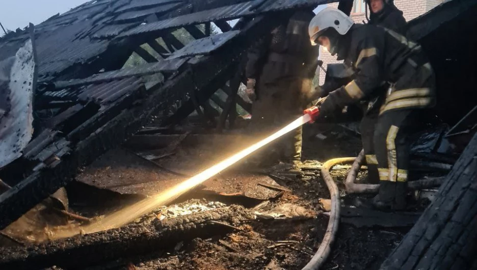 Частный дом сгорел в Барнауле