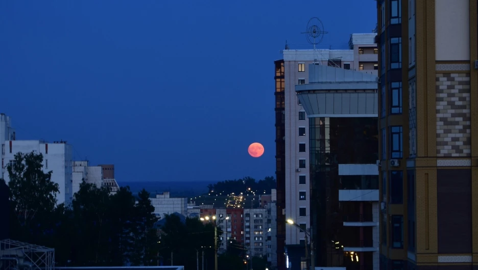 Красную Луну запечатлели над Нагорным парком в Барнауле