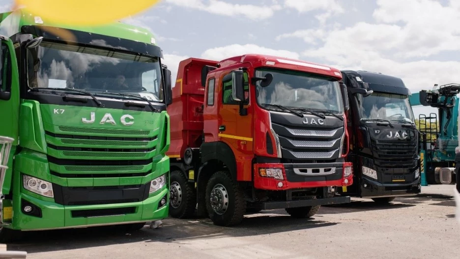 JAC K7 — это высокотехнологичный седельный тягач.