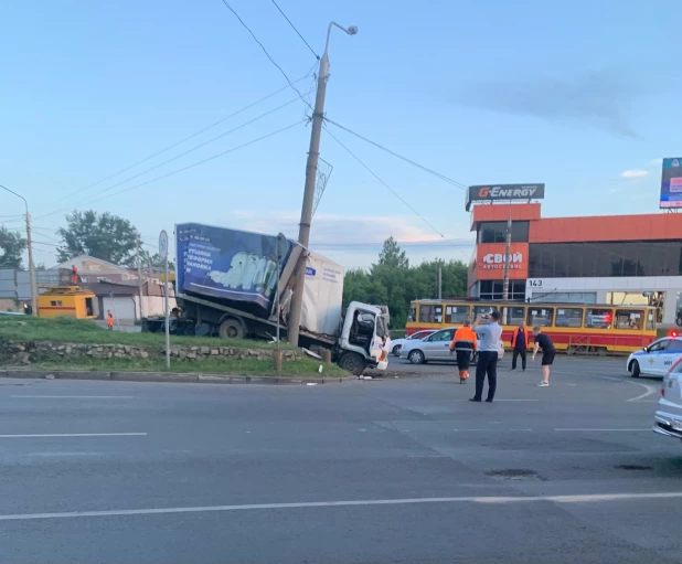 Грузовик, врезвшийся в столб на пр. Строителей.