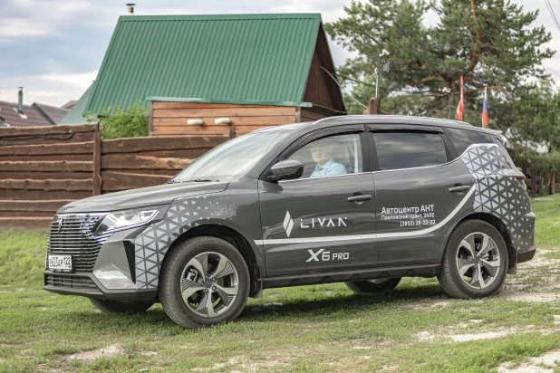 Автоцентр АНТ представил новый современный кроссовер Livan X6PRO.