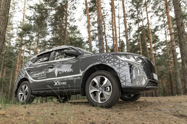 Автоцентр АНТ представил новый современный кроссовер Livan X6PRO.