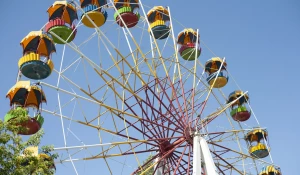 Аттракционы в парке "Арлекино".