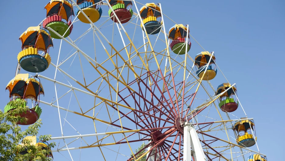 Аттракционы в парке "Арлекино".