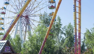 Аттракционы в парке "Арлекино".