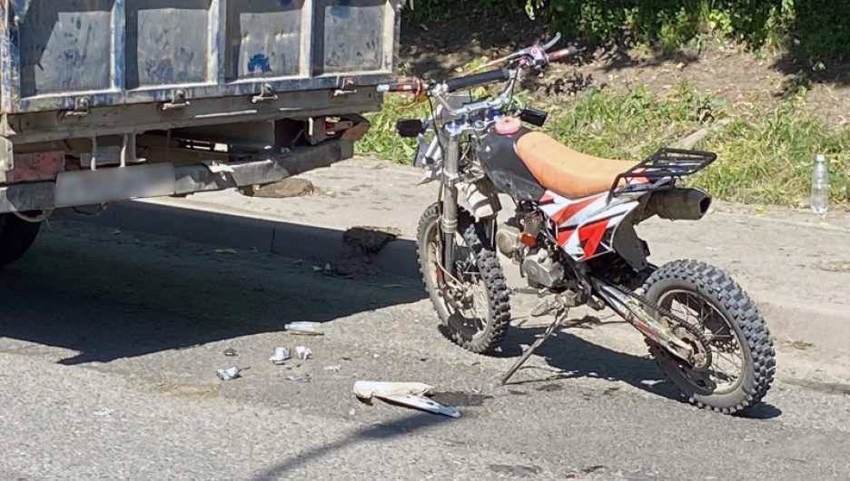 Несовершеннолетний мотоциклист врезался в грузовик на Алтае 