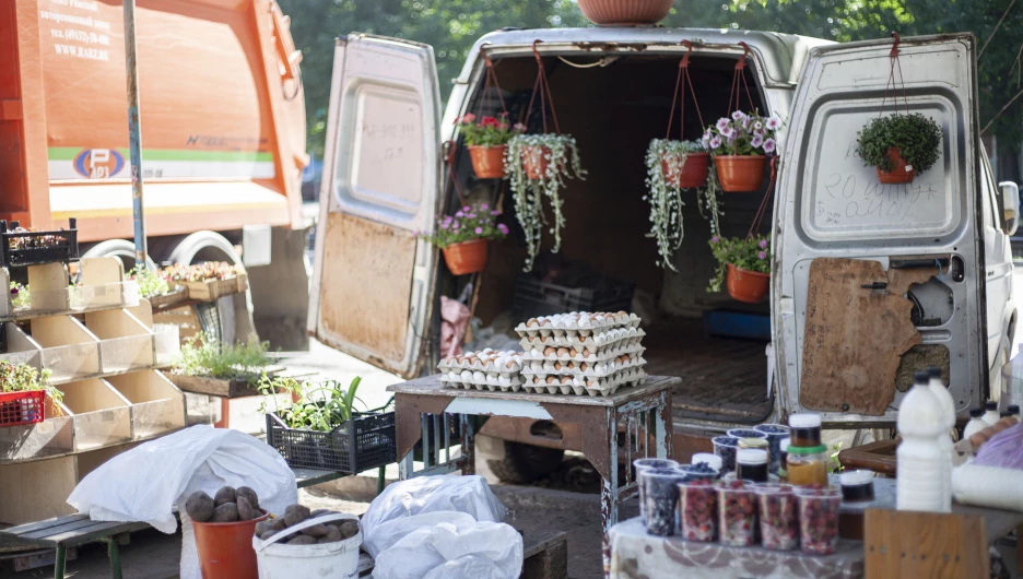 Что продают на барнаульском базаре в Черемушках и как все это выживает в жару — фоторепортаж