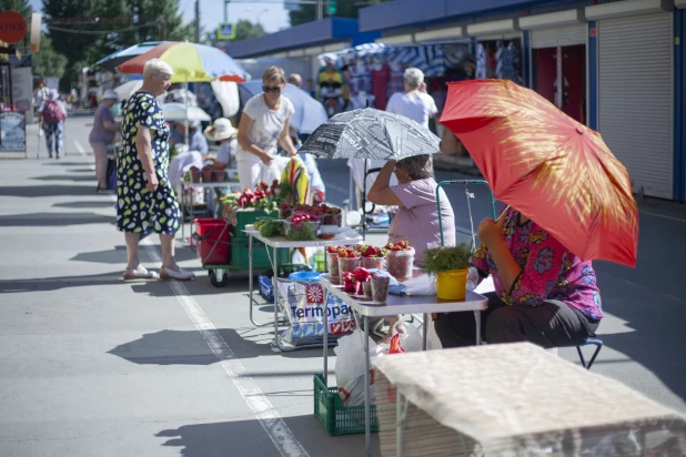 Базар (рынок) на Черемушках в Барнауле.