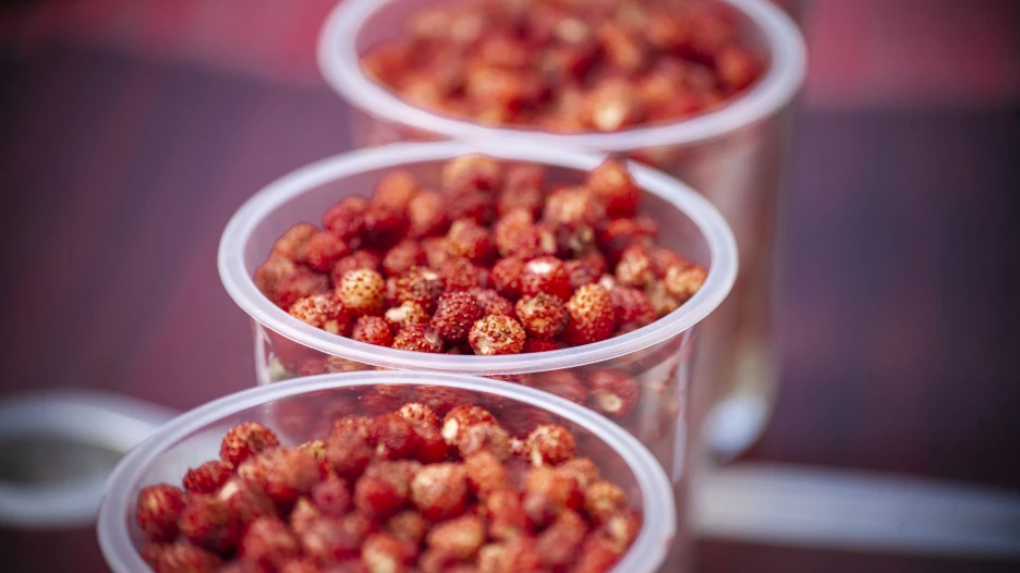 Земляника на базаре в Барнауле.