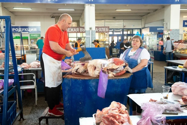 Сколько стоит мясо в Барнауле на Новом рынке и что продают.