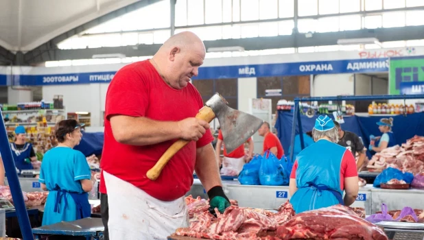 Сколько стоит мясо в Барнауле на Новом рынке и что продают.