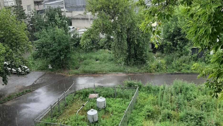 Долгожданный ливень с грозой начался в Барнауле 