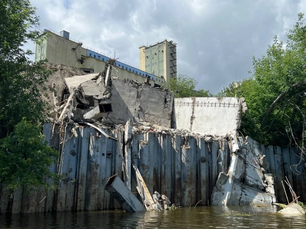 Башня рухнула в Обь за элеватором.