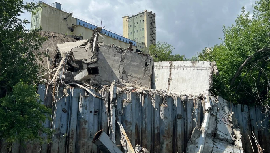 В Барнауле в Обь рухнула башня у элеватора. Фото и видео altapress.ru