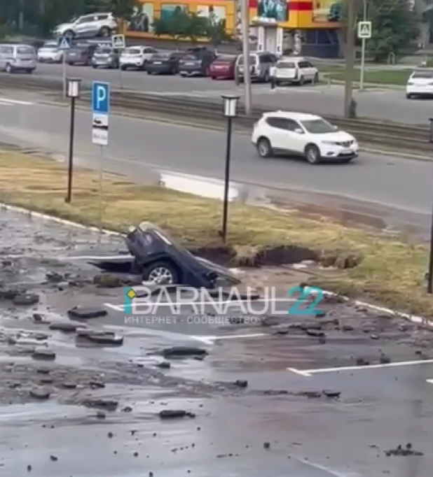 Прорыв трубы на ул. Попова. 