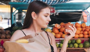 Покупка овощей и фруктов.