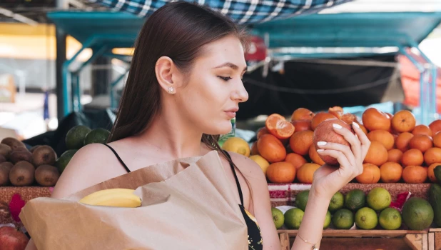 Покупка овощей и фруктов.