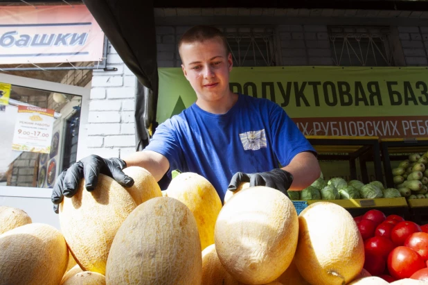 Фрукты в июльском Барнауле.