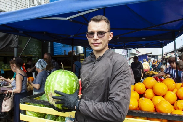 Фрукты в июльском Барнауле.